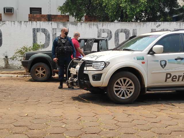 Homem &eacute; achado morto em camionete parada na frente de pr&eacute;dio da PM