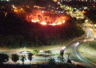 Fogo consumindo vegetação em incêndio no Rita Vieira. (Foto: Direto das Ruas) 