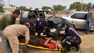 Pedro sendo socorrido após ser arremessado para fora do carro. (Foto: Maikon Leal | Coxim Agora)