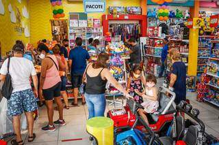 Lojas estavam com clientela à procura do que presentear a criançada na segunda-feira. (Foto: Henrique Kawaminami)