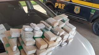 Droga que seria levada at&eacute; SP por R$ 10 mil &eacute; apreendida sob lataria de ve&iacute;culo 