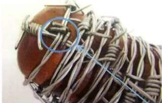 Detalhe feito pelos peritos mostra como pregos foram usados para fixar arame em instrumento esportivo. (Foto: Reprodução de peça processual)