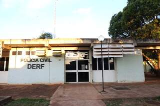 Mulher luta com ladrão "armado", que é amarrado até prisão Mulher luta com ladrão "armado", que é amarrado até prisão
