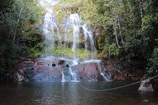 Cachoeira com piscina natural, um dos atrativos na Fazenda Várzea Alegre no município de Rio Verde (Foto: Divulgação)