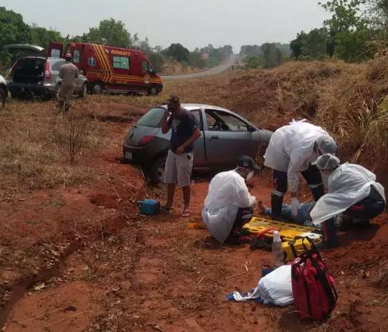 Fam&iacute;lia fica ferida ap&oacute;s roda travar e carro cair em buraco na MS-112