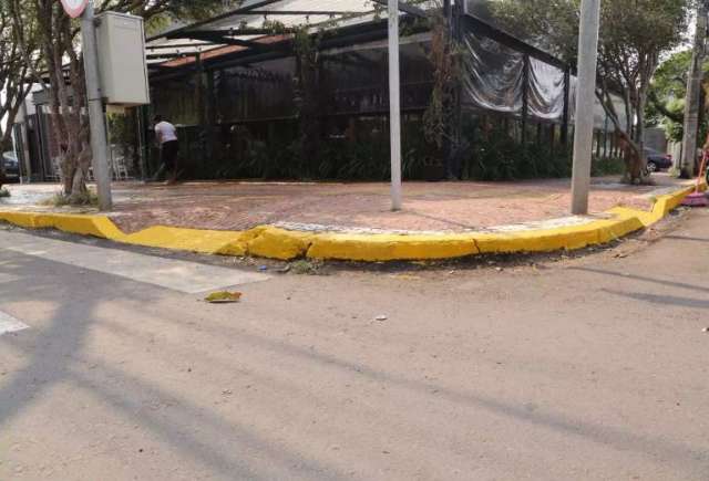Fiscais v&atilde;o a rua onde meio-fio foi todo pintado de amarelo 