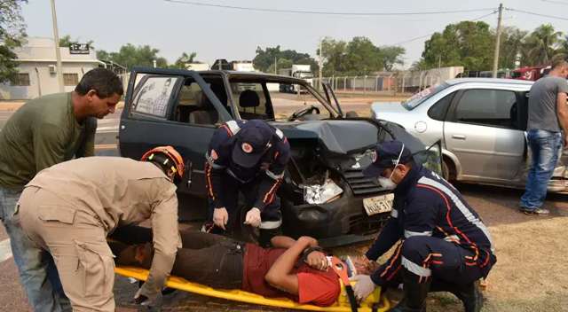 Jovem de 18 anos é arremessado para fora do carro em acidente na BR-163