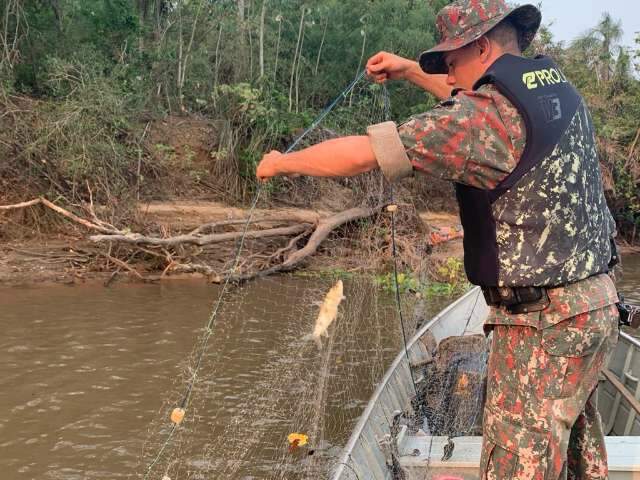 No Rio Ivinhema, PMA apreende petrechos proibidos de serem usados na pesca em MS