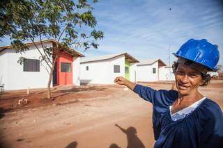 Dona Luzia Vicente foi uma das beneficiadas e ajudou a construir a casa própria. (Foto: PMCG)