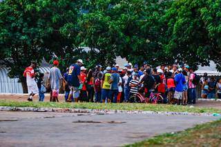 Concentração de jovens em frente ao Aquário do Pantana na tarde deste sábado (10). (Foto: Henrique Kawaminami)