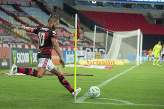 Meia Diego, do Flamengo, cobra escanteio na vitória sobre Sport no meio de semana (Foto: Divulgação)