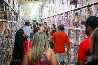Sem ligar para aglomera&ccedil;&atilde;o, pais reclamam &eacute; de pre&ccedil;os no dia &ldquo;D&rdquo; das crian&ccedil;as 