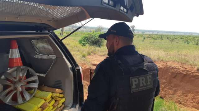 Traficantes abandonam tabletes de maconha em barranco &agrave; margem da MS-473