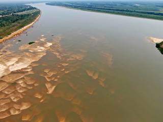 Bancos de areia surgem no leito do Rio Paraguai em Porto Murtinho. (Foto: Toninho Ruiz)