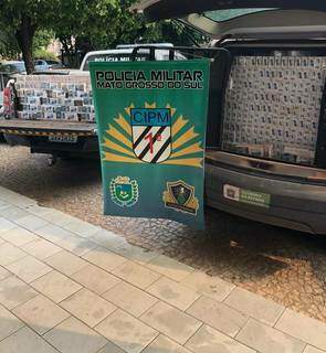 Van se envolve em acidente e PM descobre carga de cigarros contrabandeados
