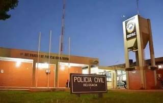 Jovem de 24 anos se corta ao quebrar vidro de janela e morre