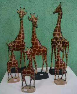 Pensando na savana africana, girafas ganham escultura de madeira (Foto: Arquivo Pessoal)