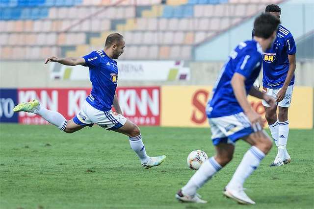 Cruzeiro trope&ccedil;a no lanterna Oeste e segue na zona de rebaixamento da S&eacute;rie B