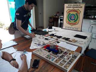 Materiais apreenedios pela polícia na casa do acusado. (Foto: Polícia Paraguaia)