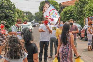 Candidatos n&atilde;o abrem m&atilde;o das ruas, mas tem eleitor com medo de pegar santinho