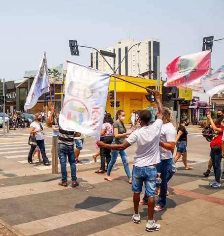 Candidatos n&atilde;o abrem m&atilde;o das ruas, mas tem eleitor com medo de pegar santinho