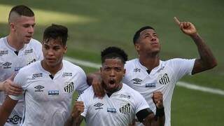 Marinho comemora um dos dois gols marcados (Foto: Guilherme Dionizio/Estadão Conteúdo)