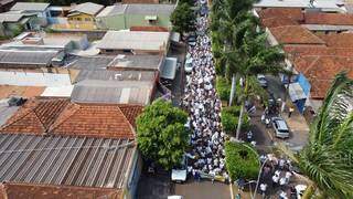 Passeata na rua em Taquarussu, antes da intervenção da Polícia Militar. (Foto: Nova News)