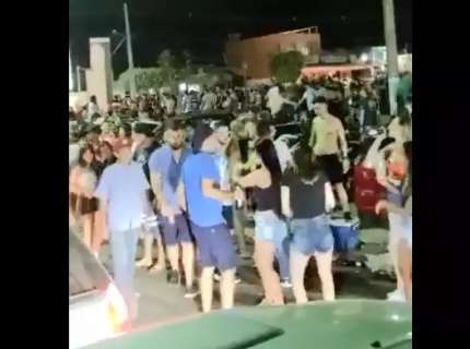 Em meio a pandemia, multidão se aglomera para curtir noitada em  Rio Verde 