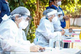 Paramentadas, servidoras da saúde fazem triagem de pacientes que procuram testagem para a covid-19 em Campo Grande. (Foto: Arquivo) 