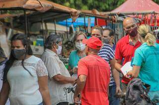 Candidatos n&atilde;o abrem m&atilde;o das ruas, mas tem eleitor com medo de pegar santinho