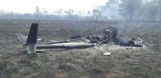 Avião caiu esta manhã na área de assentamento, em Rosana/SP (Foto: André Cerilo da Silva)