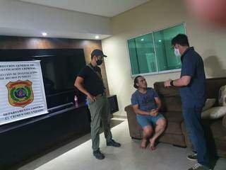 Na sala de TV da mansão, “Pingo” conversa com policiais paraguaios (Foto: Divulgação)