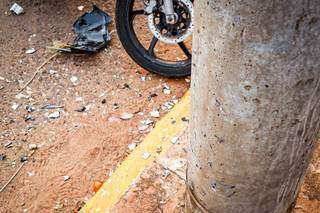 A frente da moto ficou destruída (Foto: Henrique Kawaminami)