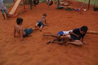 Meninos brincam de &#34;lutinha&#34; e se divertem na areia morena (Foto: Kísie Ainoã)
