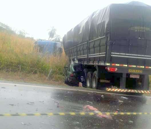 Carro é esmagado por carreta e duas pessoas morrem em acidente na BR-163