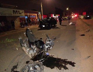 Carro e motocicleta envolvida no acidente que terminou em morte, na noite de ontem (Foto: divulgação)