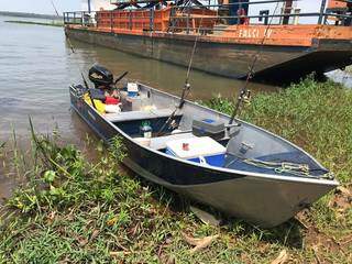 Barco apreendido no Rio Paraná, em Mundo Novo. (Foto: Divulgação/PMA)