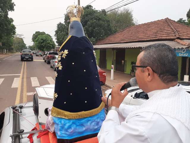 No interior, fi&eacute;is sa&iacute;ram em carreata para comemorar o dia da Padroeira