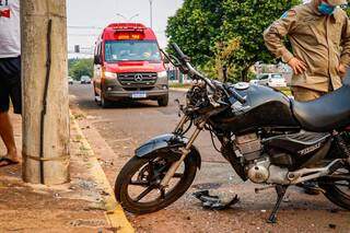 O entregador perdeu o controle da moto e bateu no poste da Avenida Alberto Araújo Arruda (Foto: Henrique Kawaminami)