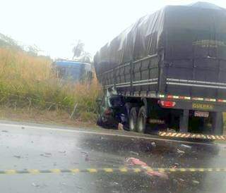 Carro ficou completamente destruído (Foto: Direto das Ruas)