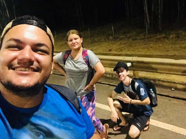 Iniciando na romaria, trio faz caminhada de 22 km por &quot;amor a Maria&quot; 