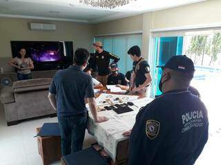 Policiais paraguaios na sala da mansão onde Fábio Costa foi preso (Foto: Divulgação)