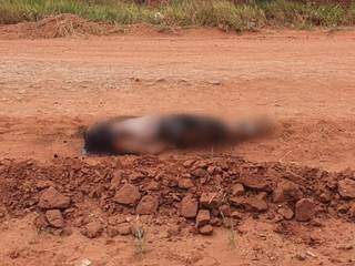 Corpo foi encontrado em uma estrada vicinal, parcialmente carboizado (Foto: Direto das Ruas)