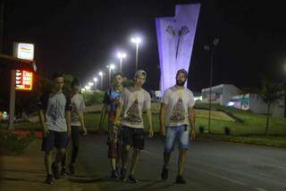 Douradenses madrugam para caminhada até santuário de Aparecida Douradenses madrugam para caminhada até santuário de Aparecida