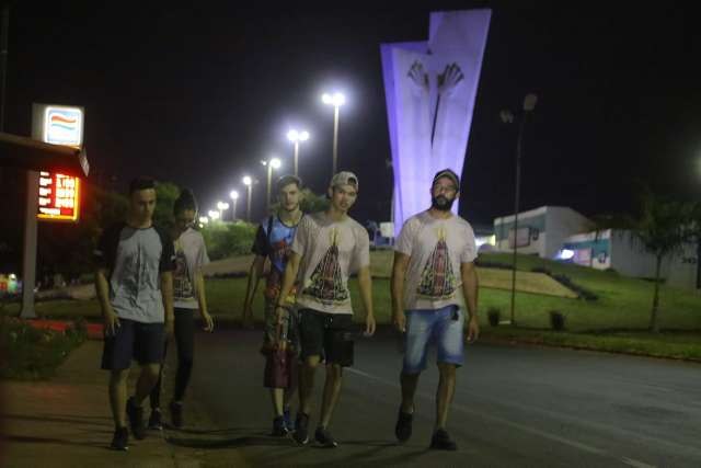 Douradenses madrugam para caminhada at&eacute; santu&aacute;rio de Aparecida