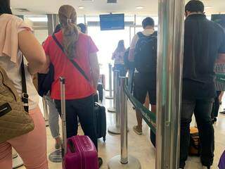 Filas na sala de embarque do Aeroporto Internacional de Campo Grande, sem o recomendado distanciamento (Foto: Maria Cristina Santos)