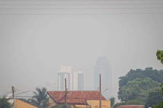 Céu esfumaçado quase escondendo prédios na região do Santo Antônio. (Foto: Henrique Kawaminami)