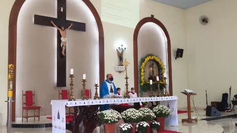 Missa no santu&aacute;rio de Bandeirantes celebra f&eacute; na Padroeira do Brasil 