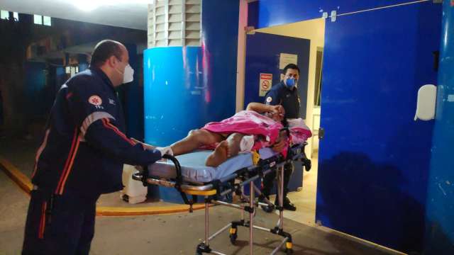 Homem &eacute; atingido por tiros nas costas e perna na porta de casa