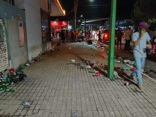 Lixo deixado em calçada por turistas em Bonito. (Foto: Direto das Ruas)
